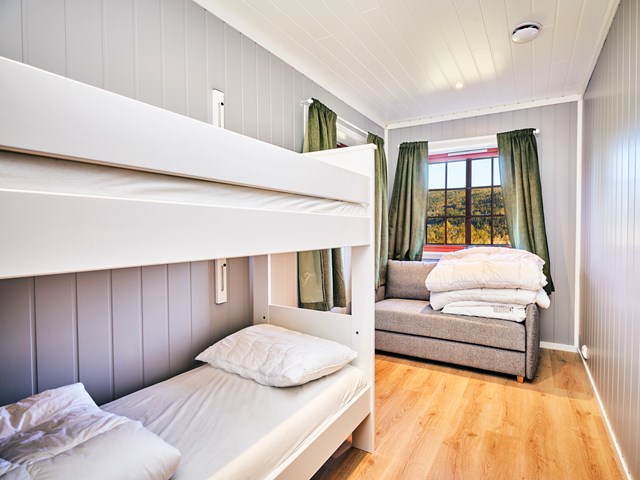 Soverom. Storhytte. Sovesofa er byttet ut med barneseng, 70*160 cm. Foto: Christine Stokkebryn