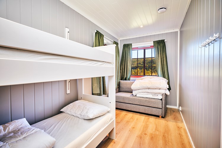 Soverom. Storhytte. Sovesofa er byttet ut med barneseng, 70*160 cm. Foto: Christine Stokkebryn