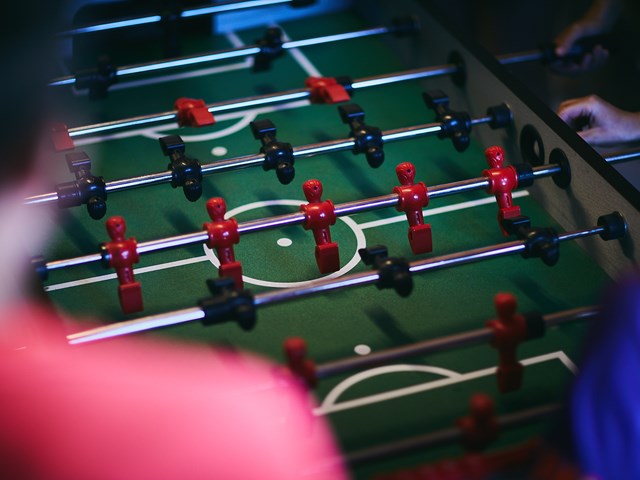 Fotballspill i bordtennisrommet. Foto: Christine Stokkebryn