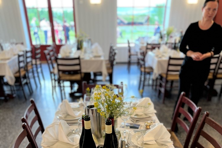 Bryllupsfest sommeren 2022 med 6 og 8 mannsbord. 3 retters meny fra vårt kjøkken. 