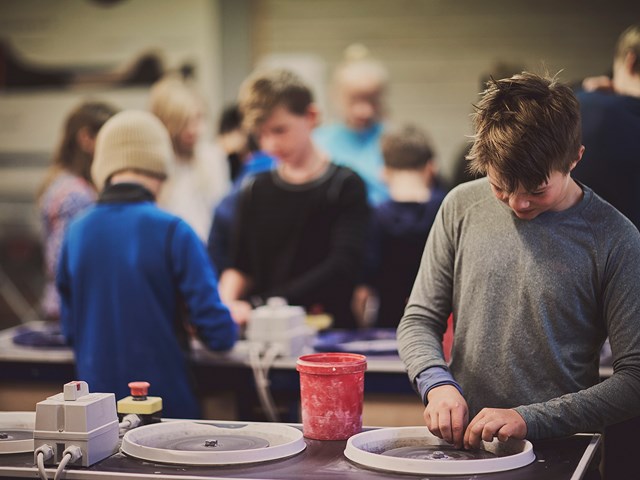 Fra aktiviteten steinsliping.