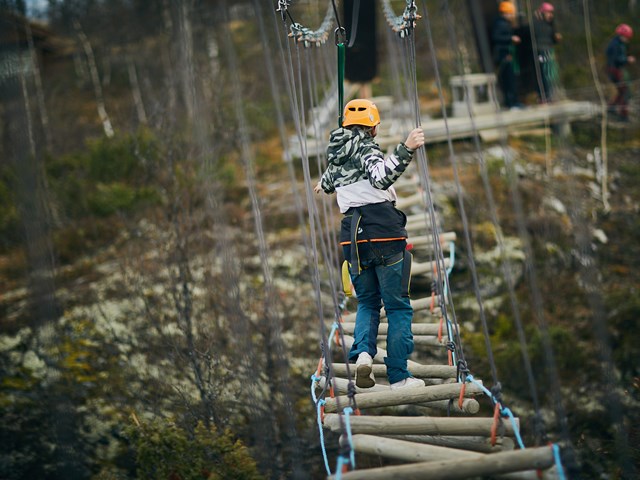 Brennabu leirskole. Barn i aktivitet. Balanseline. Foto: Christine Stokkebryn