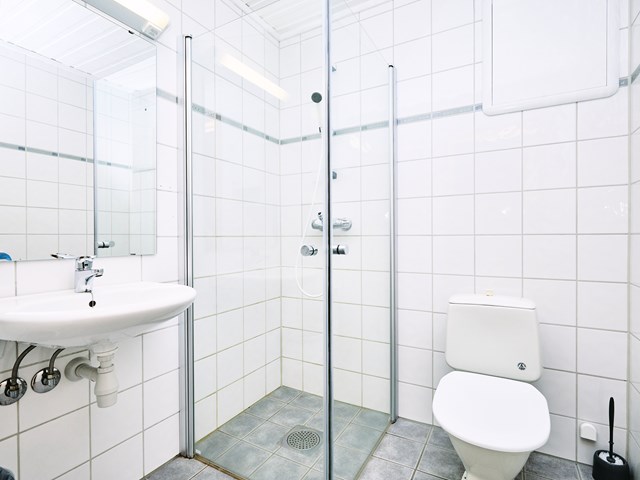 Alle rom i hovedhuset har eget bad. Foto: Christine Stokkebryn