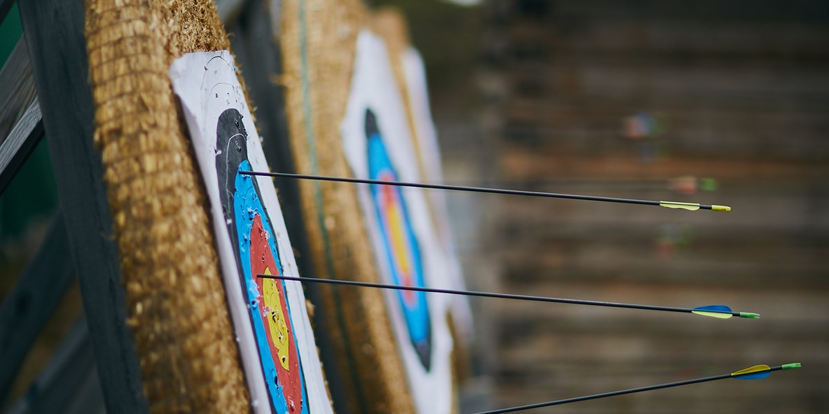 Brennabu leirskole. Barn i aktivitet. Bueskyting. Pil i blink.