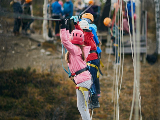 Brennabu leirskole. Barn i aktivitet. Holder balansen.
