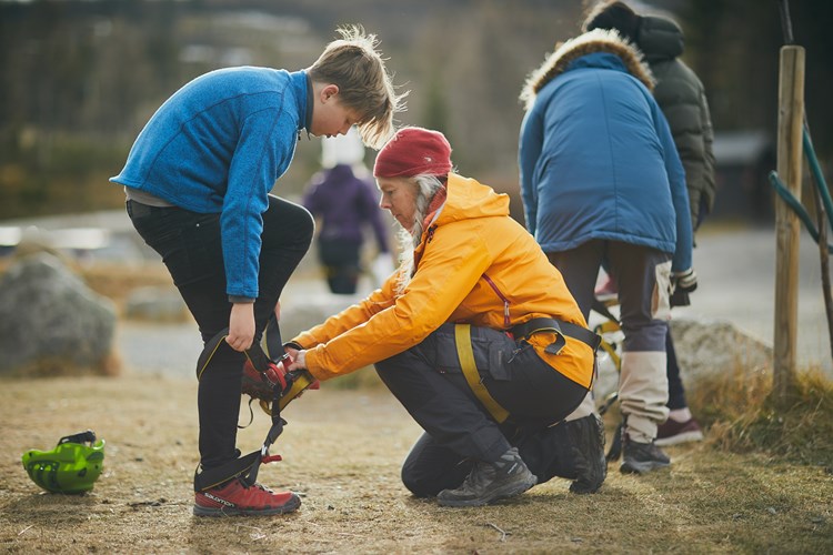Brennabu leirskole. Lærer hjelper med klatresele.