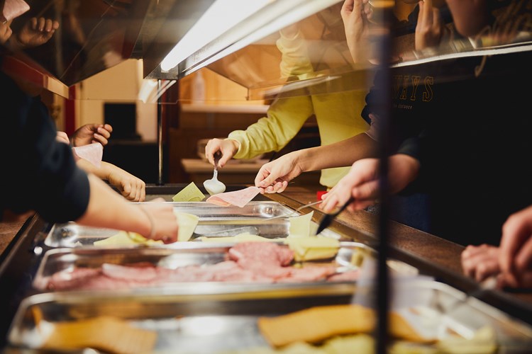 Fra frokostbuffeten på leirskole. Foto: Christine Stokkebryn