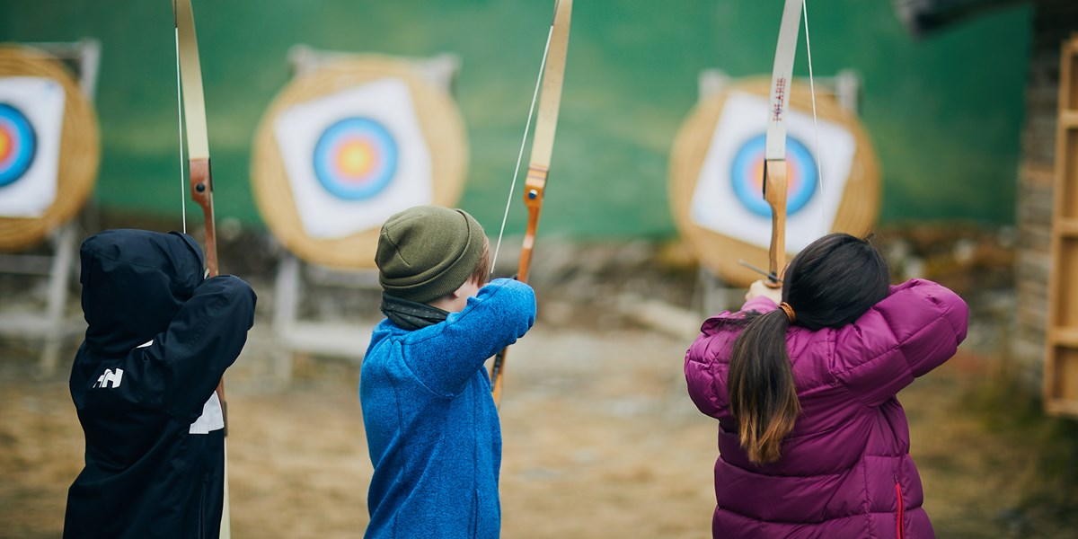 Brennabu leirskole. Barn i aktivitet. Bueskyting. Foto: Christine Stokkebryn.