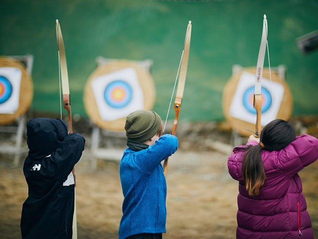 Brennabu leirskole. Barn i aktivitet. Bueskyting. Foto: Christine Stokkebryn.