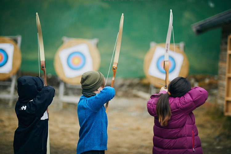 Brennabu leirskole. Barn i aktivitet. Bueskyting. Foto: Christine Stokkebryn.