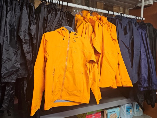 Allværsjakker fra Norheim. Str. 12-14.