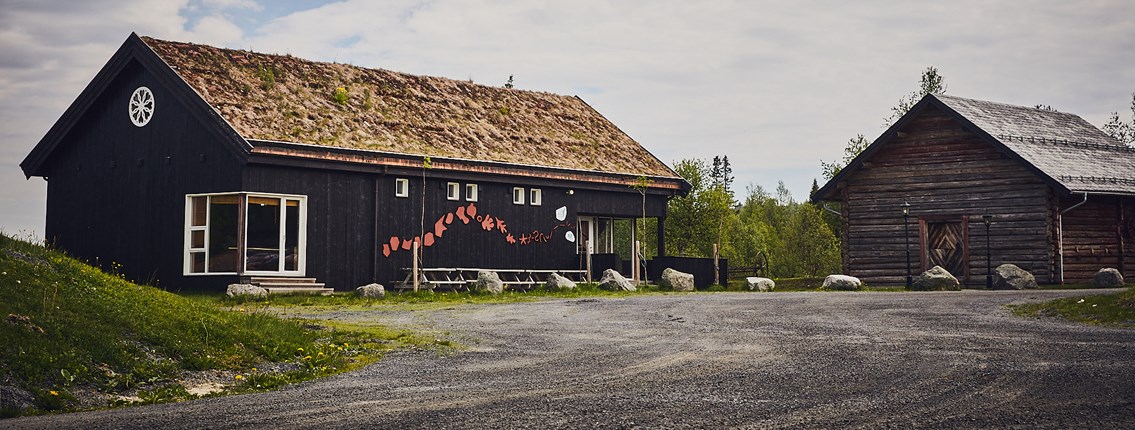 Låvin og stabburet. Foto: Christine Stokkebryn