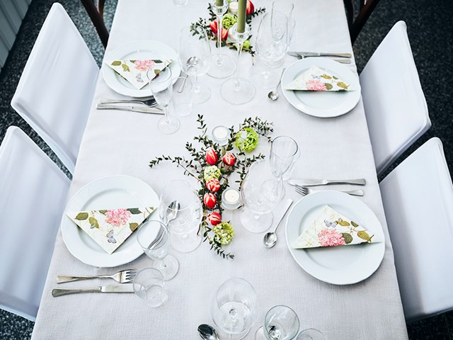 Ferdig dekket bryllupsbord i spisesalen i hovedhuset. Plass til 80. Foto Christine Stokkebryn