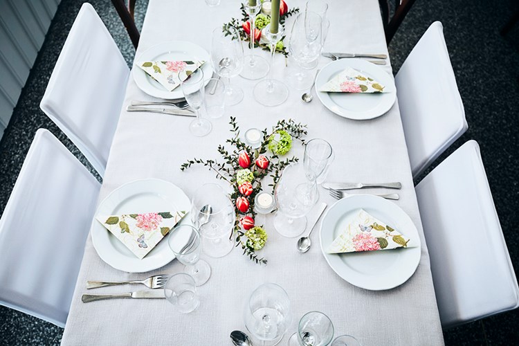Ferdig dekket bryllupsbord i spisesalen i hovedhuset. Plass til 80. Foto Christine Stokkebryn