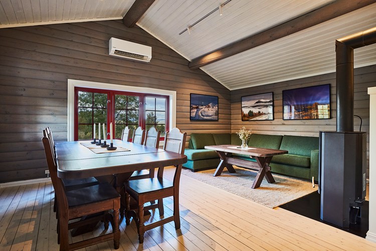 Hytte. Elibu. Stue med peis. Foto: Christine Stokkebryn