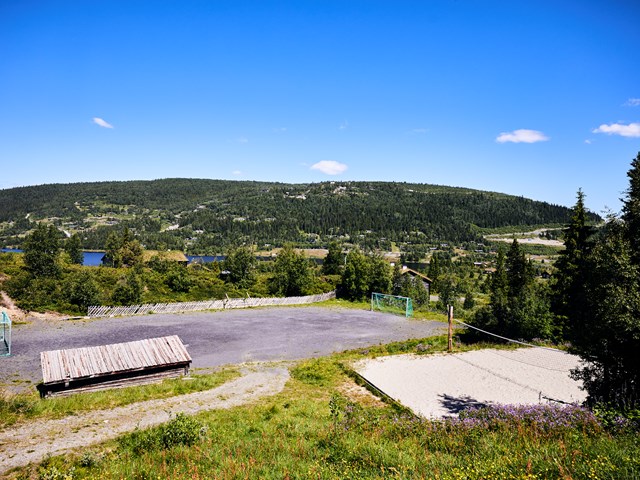 Fotball- og volleyballbane. Foto: Christine Stokkebryn