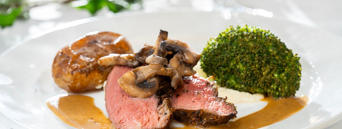 Spisesalen på Brennabu. Hovedrett. Bryllupsmiddag. Catering. Selskap og bryllup. Foto: Yngve Ask