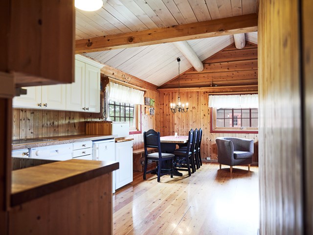 Bendikstogo. Hytte til utleie på Vaset i Valdres. Kjøkken og stue. Foto: Christine Stokkebryn