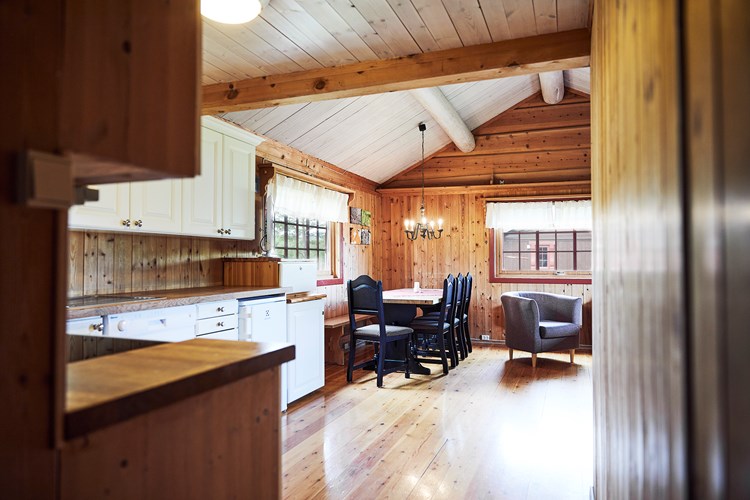 Bendikstogo. Hytte til utleie på Vaset i Valdres. Kjøkken og stue. Foto: Christine Stokkebryn