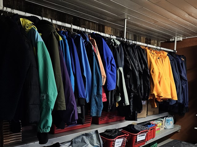 Diverse allværsjakker og regnsett. Str 11-14.